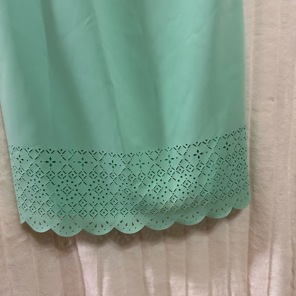 OFFERS
WHBM Stunning Mint Green Sleeveless Dress with Scalloped Hem - Picture 4 of 5
